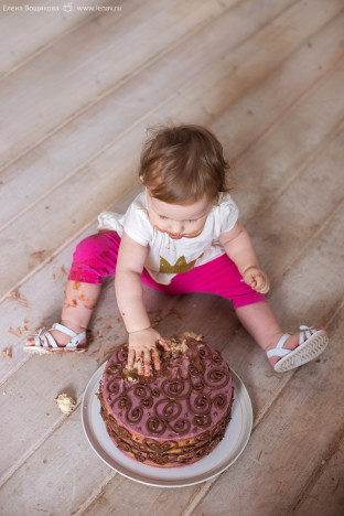 первый тортик фотосессия на годик малыша