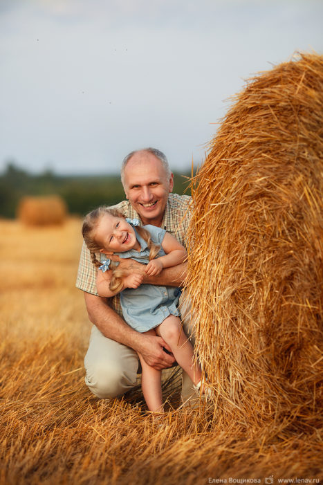 летняя фотосессия  в стогах на сене в деревне на природе фотограф семейный