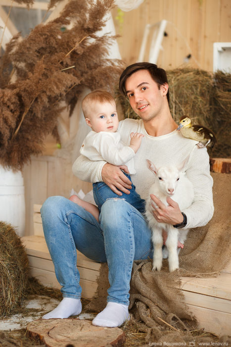 пасхальная семейная детская фотосессия с утятами кроликами козленком