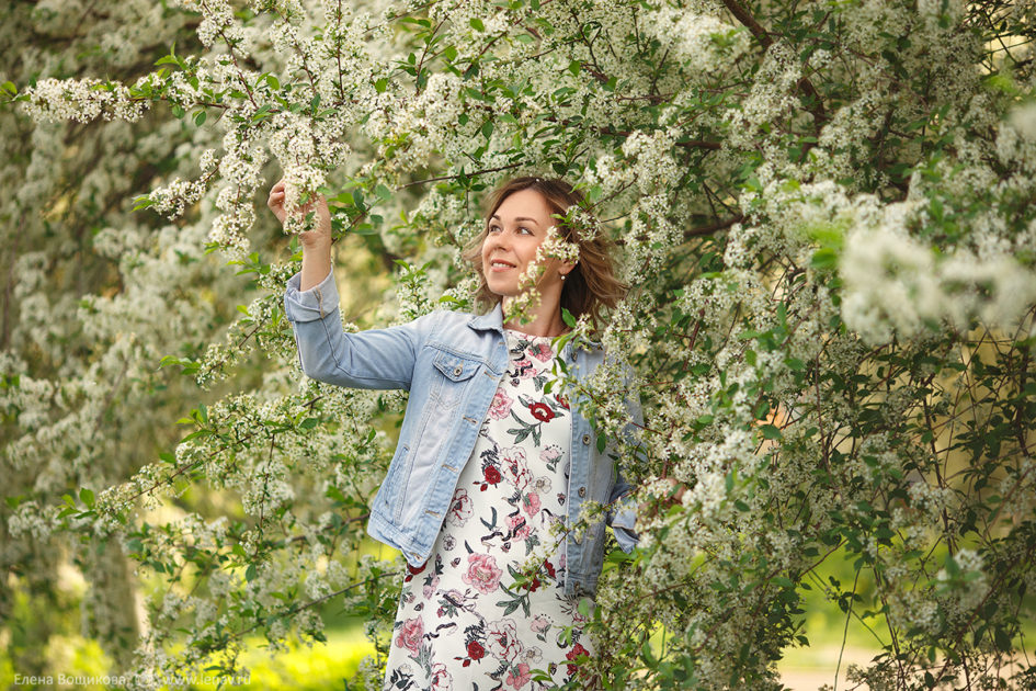 фотосессия в цветущих деревьях семейный фотограф нижний новгород