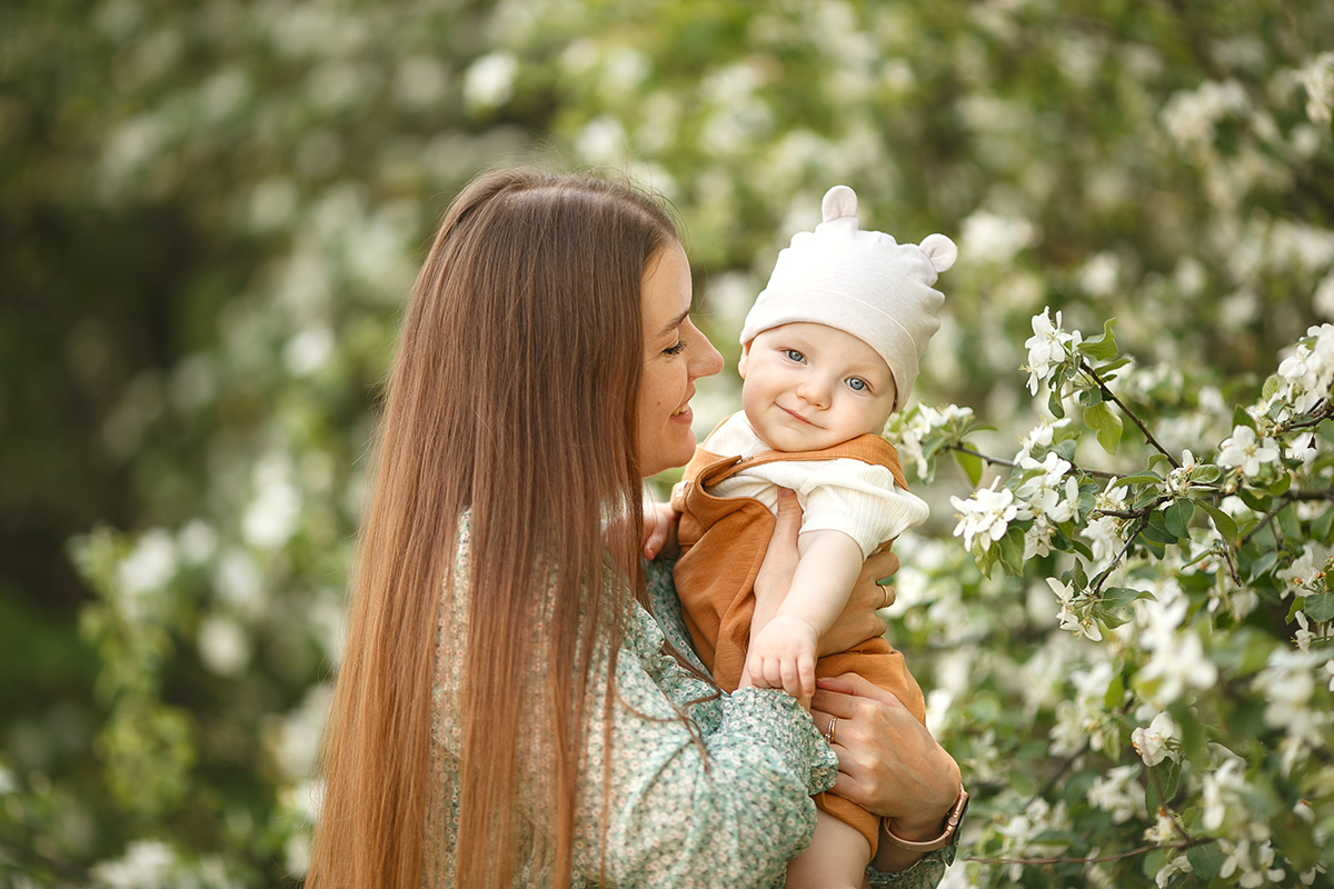 Фотосессия беременных в цветущих яблонях. Детский фотограф Смоленск. Очаровательный малыш и мама. Прелестный ребенок. Красота материнства
